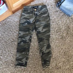 Express Camo Ankle length Pants with Zipper